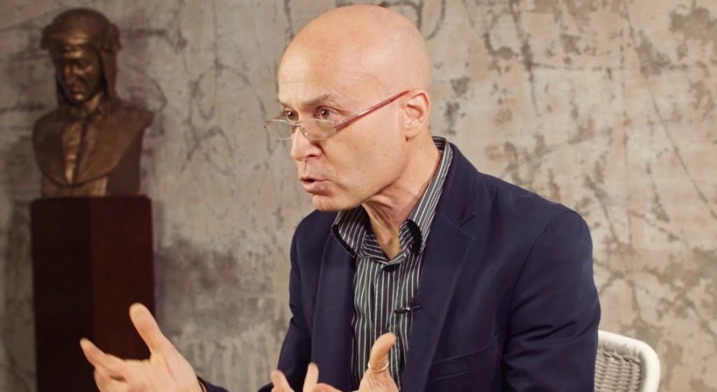 Il linguista italiano Massimo Arcangeli (YouTube)