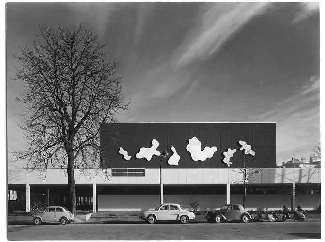 Jean Arp, Rilievo murale / Nuvole (1959-1960), Politecnico di Braunschweig, Audimax (Foto H. Heidersberger, 1961 © Institut Heidersberger)