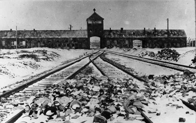 Il lugubte ingresso di Auschwitz-Birkenau (Wikipedia)