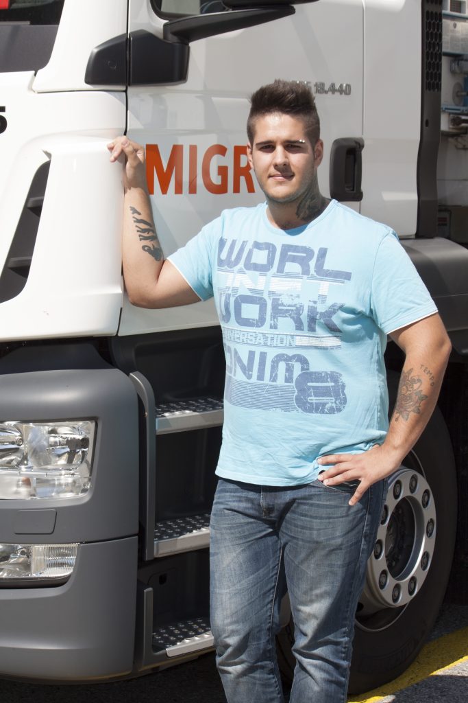 Andrea Borges Da Silva, App. Autista dei veicoli pesanti, Centrale S. Antonino.
Sin da piccolo rimanevo impressionato ed affascinato nel vedere i «bestioni» della Migros e, come grande appassionato di motori, ho scelto di iniziare questa formazione. Ho scelto Migros perché so che si tratta di un datore di lavoro serio e affidabile, che mette al primo posto il benessere dei collaboratori.