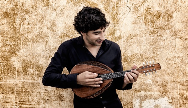 L’israeliano Avi Avital (© Harald Hoffmann / DG)