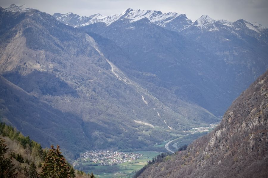 Il paese di Gnosca, in lontananza