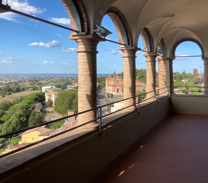 Il paese di Longiano dalla torre del Castello, e sullo sfondo la riviera romagnola