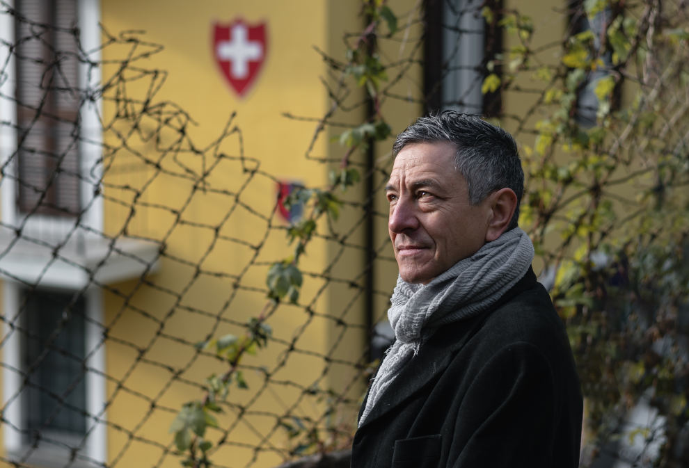 Adriano Bazzocco accanto alla «ramina» presso il vecchio valico di Roggiana, a Vacallo (Sarah Bazzocco)