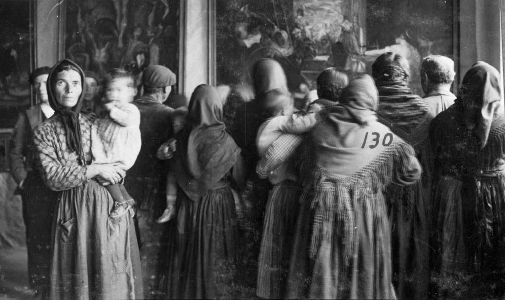 Spettatrici davanti a una copia de Le filatrici, di Velázquez, 1932, Madrid (Archivo fotográfico de la Residencia de Estudiantes)