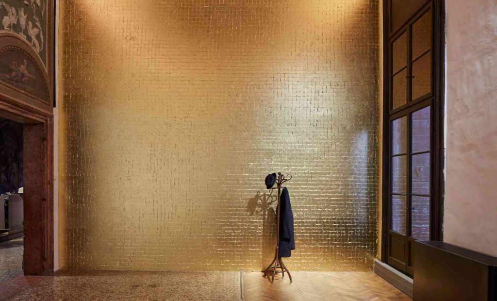 Kounellis, Senza titolo (Tragedia civile), 1975 muro ricoperto in foglia d’oro, attaccapanni, cappotto, cappello (A. Osio - Alto Piano Courtesy Fond. Prada)