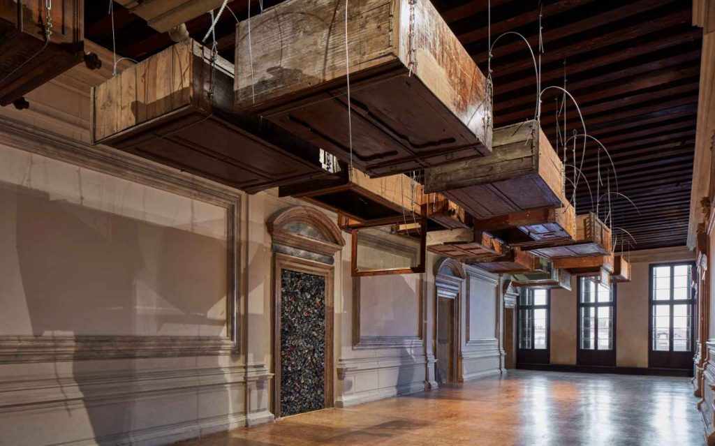 Jannis Kounellis, Senza titolo, 1993–2008 armadi, cavi di acciaio e Senza titolo, 2004 rotoli di piombo e stoffa (A. Osio - Alto Piano Courtesy Fond. Prada)