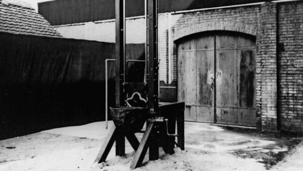 La ghigliottina con cui nel 1939 a Zugo fu giustiziato Irnigen (Wikipedia)