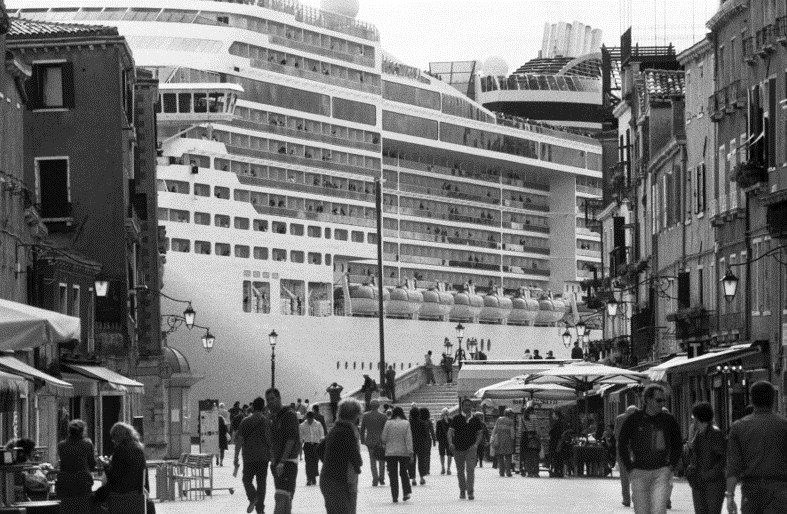 Gianni Berengo Gardin, La nave da crociera MSC Divina costeggia Venezia, aprile 2013