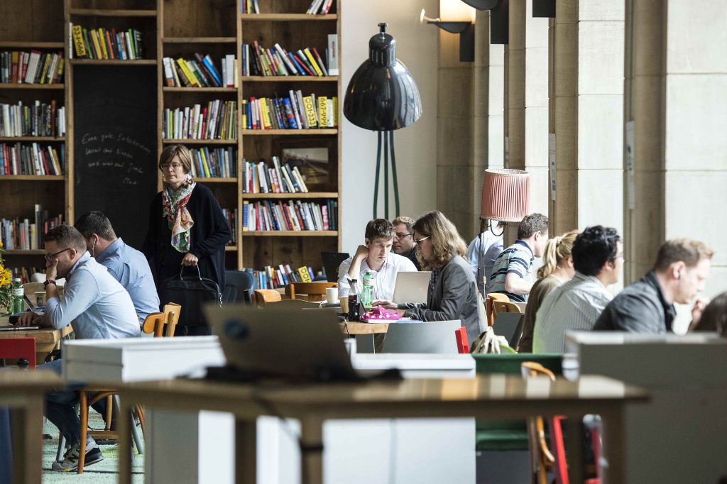 «Smart work initiative» presso un ufficio Swisscom, per lanciare forme di lavoro più flessibili (Keystone)