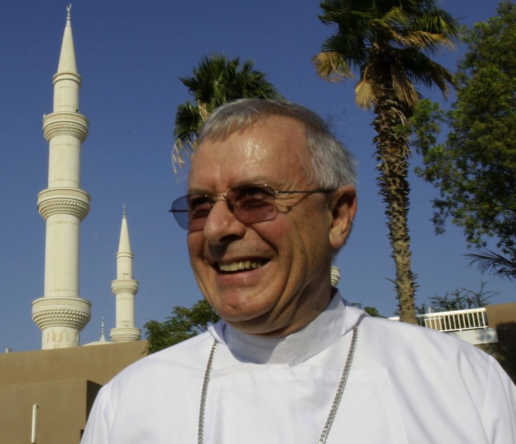 Monsignor Paul Hinder accanto ad una moschea ad Abu Dhabi, in una foto d’archivio (Keystone)