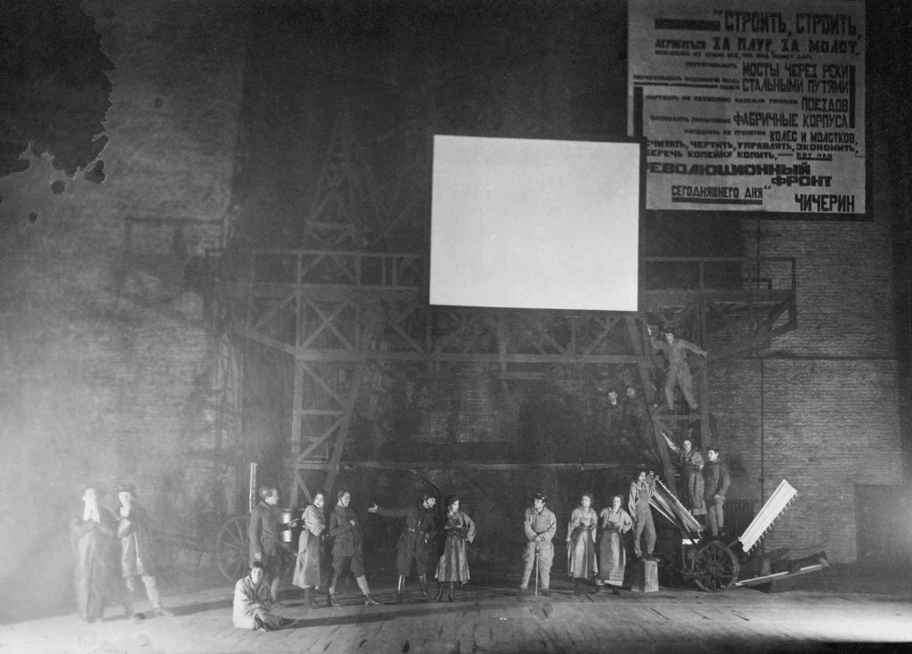 «La terra in subbuglio», di Sergej Tret’Jakov al Teatro Mejerchol’d di Mosca (1923), fotografia di A. Temerin (Keystone)