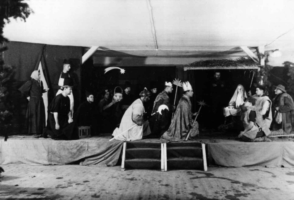 Alcuni prigionieri in un campo di detenzione germanico mettono in scena una recita natalizia, 1940 (Keystone)