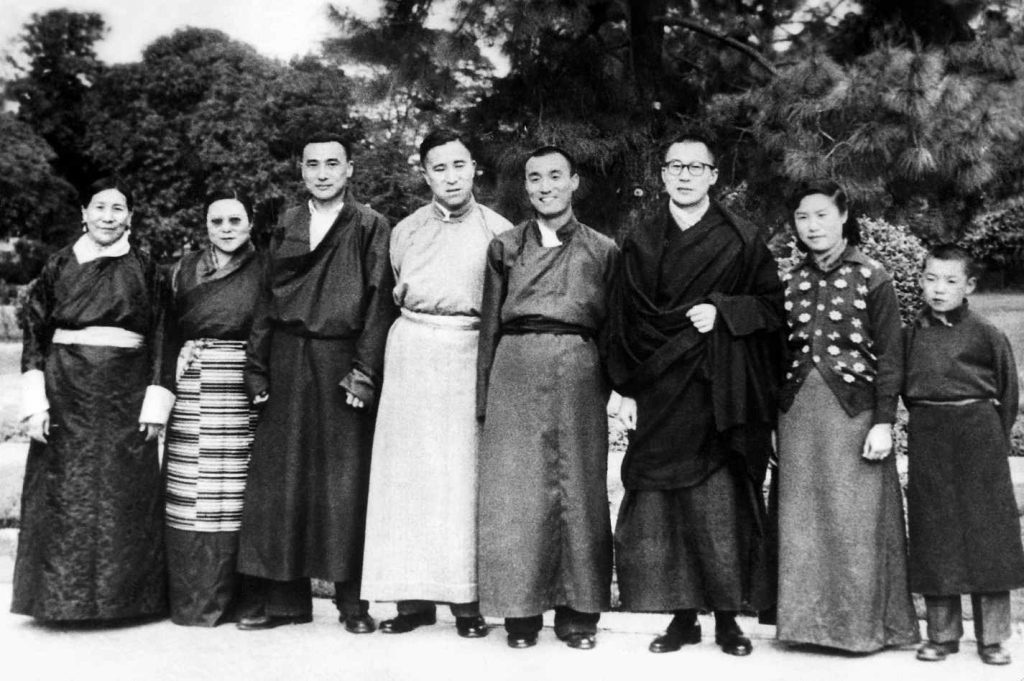 Il 14esimo Dalai Lama (terzo da sin.) insieme alla madre e a fratelli e sorelle in un’immagine scattata in India nel 1956 (Keystone)
