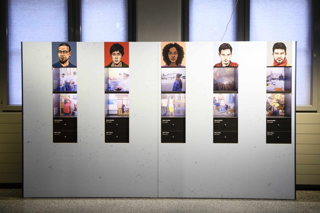 I volti di Hayat, Mohammed, Aziz, Abdi e Malaika, l’esposizione invita a condividere le loro storie (Keystone)