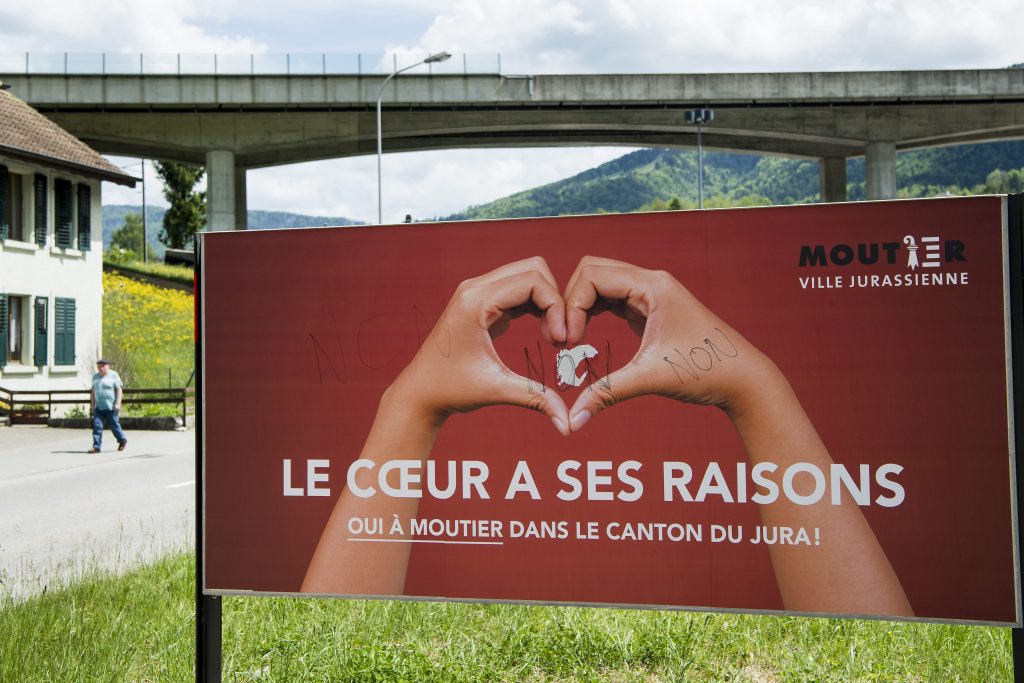 Un cartellone elettorale dei pro-giurassiani a Moutier, indigesto ai pro-bernesi (Keystone)