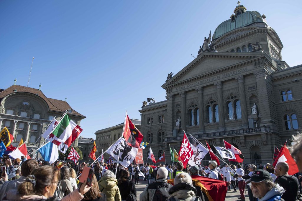 La Confederazione è intervenuta con misure eccezionali anche durante la pandemia. Nell'immagine: manifestazione a Berna contro i provvedimenti anti-Covid, ottobre 2021 (Keystone)