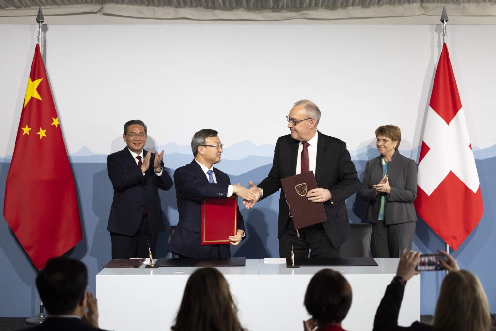 Al centro Guy Parmelin e il viceministro cinese del Commercio Wang Shouwen dopo aver firmato l’intesa sull’accordo di libero scambio, il 15 gennaio a Berna. Sullo sfondo: Viola Amherd e Li Qiang (AFP)