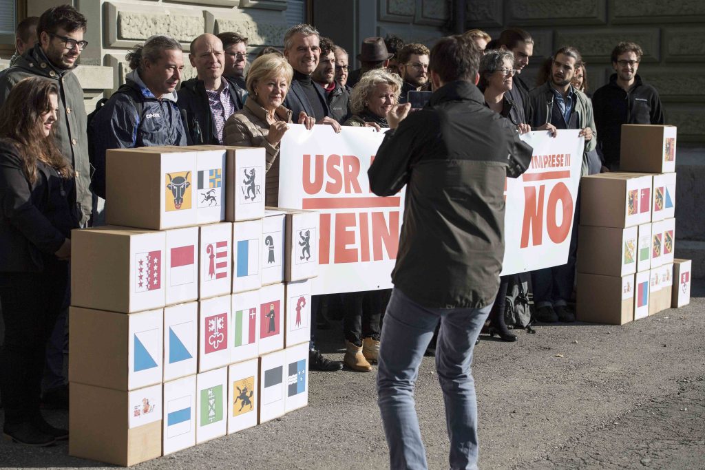 La consegna delle firme per il referendum contro la riforma sull’imposizione delle imprese III, il 6 ottobre a Berna (Keystone)