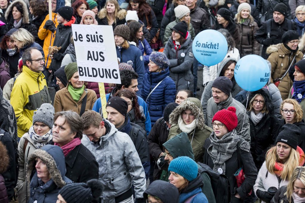 Proteste ad Aarau l’8 novembre 2016 contro i risparmi e i tagli previsti nella scuola e nell’amministrazione statale (Keystone)