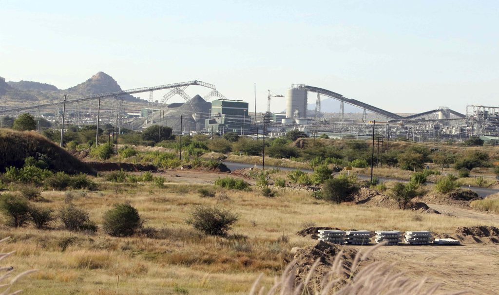 Miniera in Sudafrica: se l'iniziativa passa, le imprese svizzere dovranno porre più attenzione ai diritti umani e all’ambiente (Keystone)