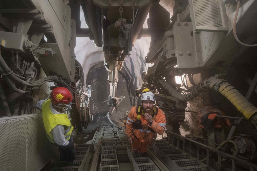 Lavori nella funicolare di Stoos, con una pendenza di 110 gradi la più ripida al mondo. Il tedesco Reinhold Boiger guida la squadra di specialisti (Keystone)
