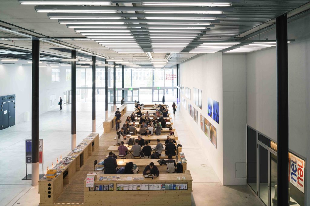 Il massimo divario fra prezzi svizzeri ed europei si registra nell’educazione e nella formazione (Keystone)