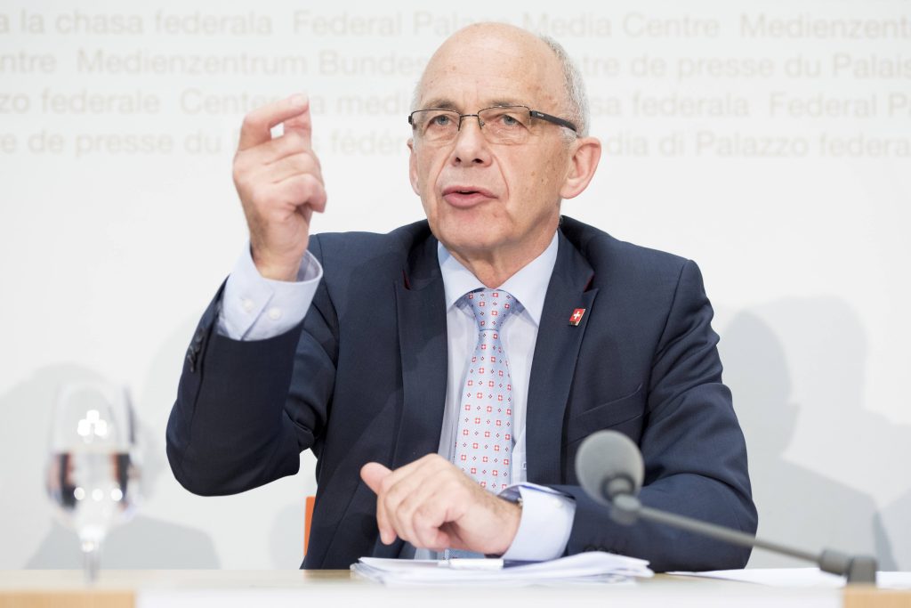 Il capo del Dipartimento federale delle finanze Ueli Maurer è convinto di aver trovato un buon compromesso (Keystone)