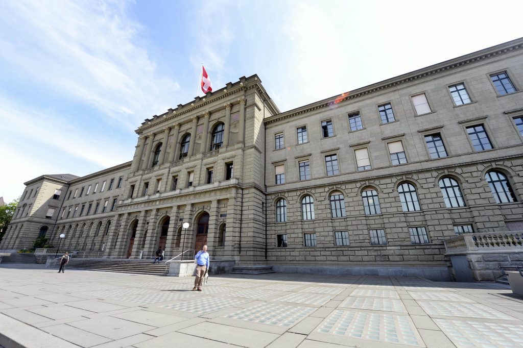 L'ETH di Zurigo è fra le 10 migliori università del mondo: l'ottimo livello di formazione  mantiene alto il grado di competitività della Svizzera (Keystone)