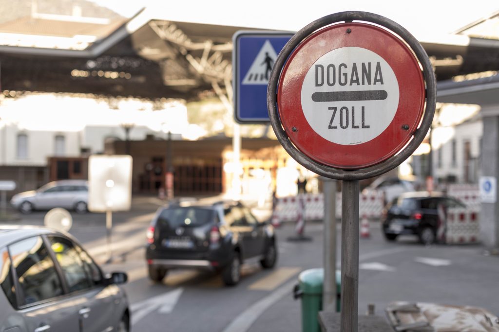 Dogana di Chiasso. L’Italia è il paese da cui per tradizione arriva buona parte del personale del settore alberghiero e della ristorazione (Keystone)