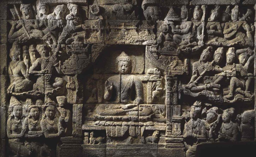 Il tempio-montagna di Borobudur attira sia pellegrini sia turisti