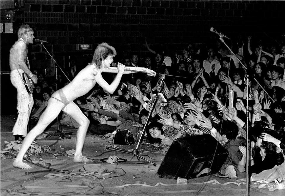David Bowie durante un concerto negli Anni Settanta (©Photo by Sukita)