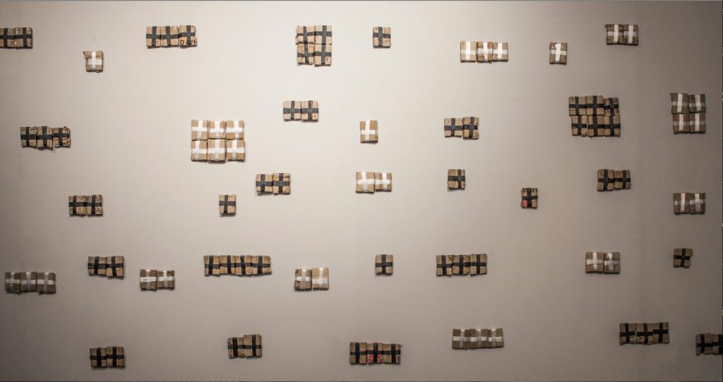 Joël Andrianomearisoa, «The geometry of the angle as point of no return to dress the present», 2018, cartone e filo di seta