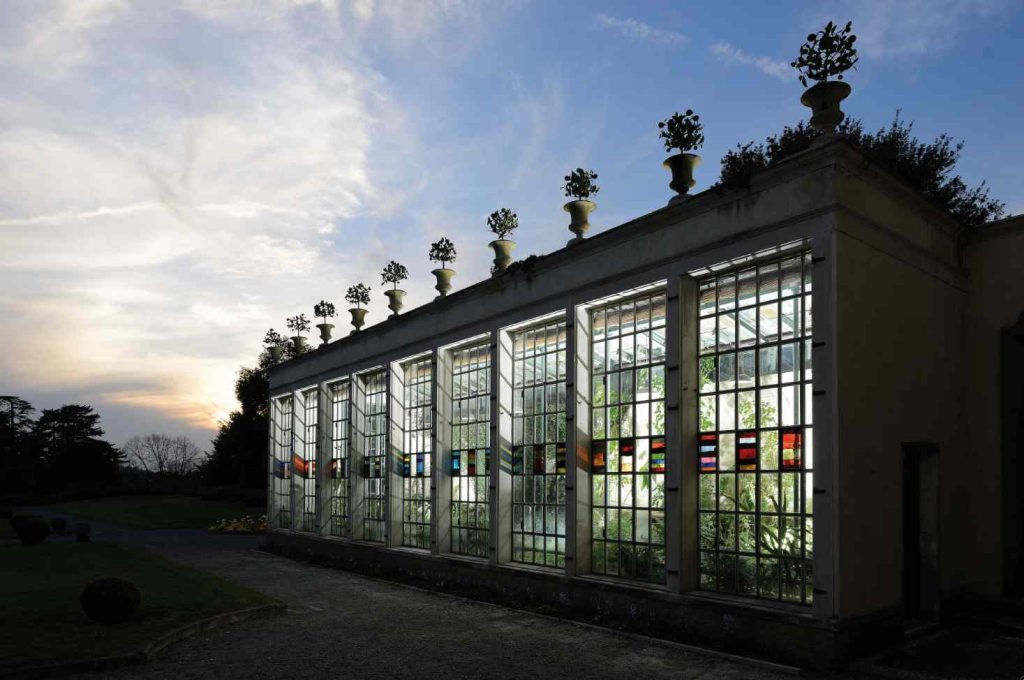 Sean Scully, Looking Outward, 2019. 27 finestre di vetro colorate (FAI – Villa e Collezione Panza Courtesy Magonza)