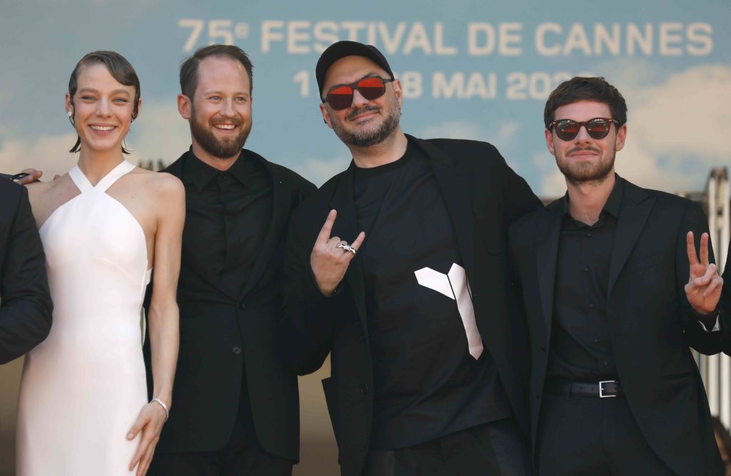 Il cast di Tchaikovsky’s Wife. Da sinistra gli attori Alyona Mikhailova e Odin Biron, il regista Kirill Serebrennikov e l’attore Filipp Avdeev (Keystone)