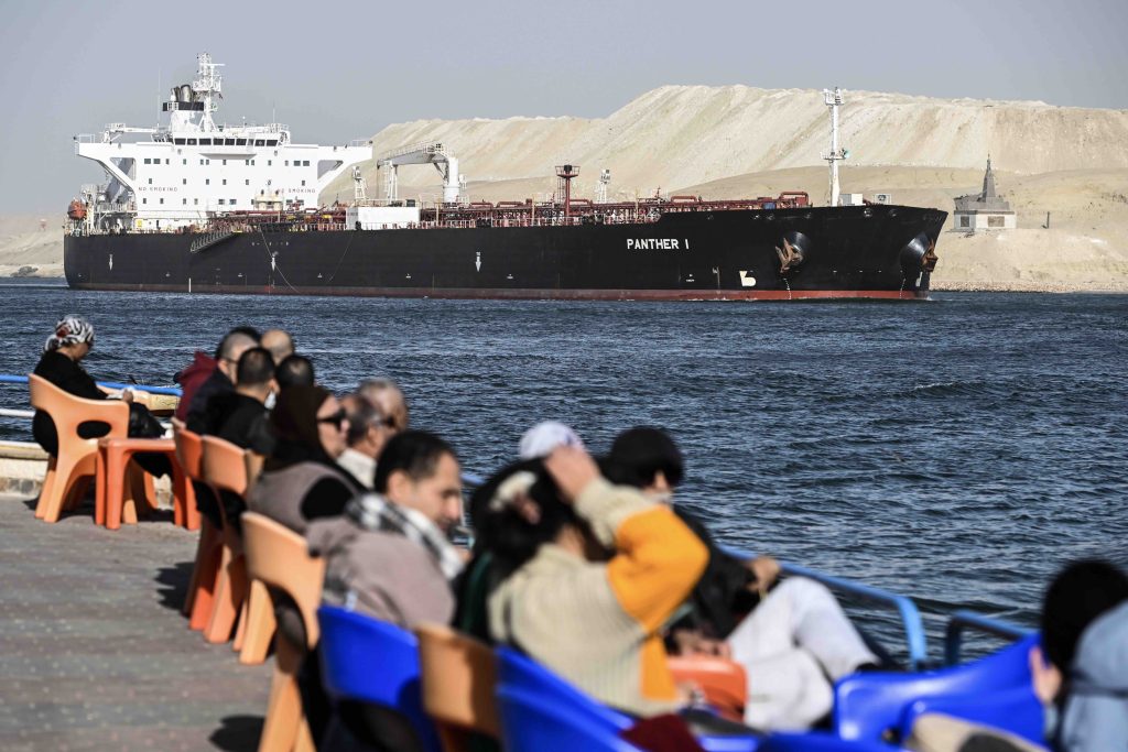 Se non si troverà rapidamente una soluzione alla crisi di Gaza i riflessi per la sicurezza del Canale di Suez, nella foto, saranno notevoli (Keystone)