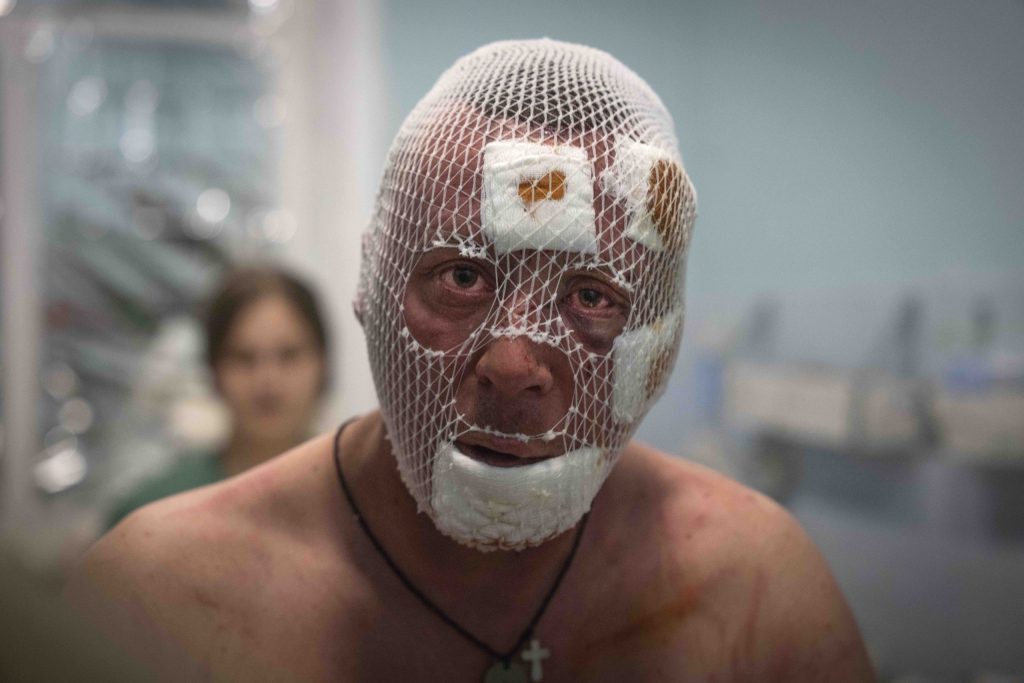 Intanto sul campo di battaglia si continua a morire. Nella foto: soldato ucraino ferito nei pressi di Bakhmut (Keystone)