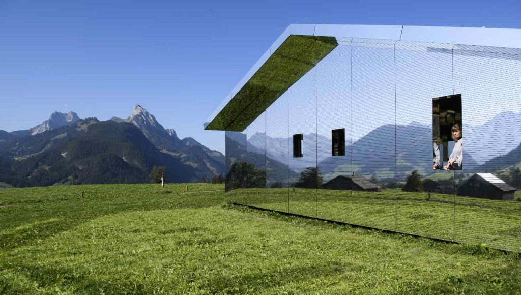 Visioni caleidoscopiche grazie ai giochi di specchi: la «casa» di Aitken a Gstaad (Keystone)
