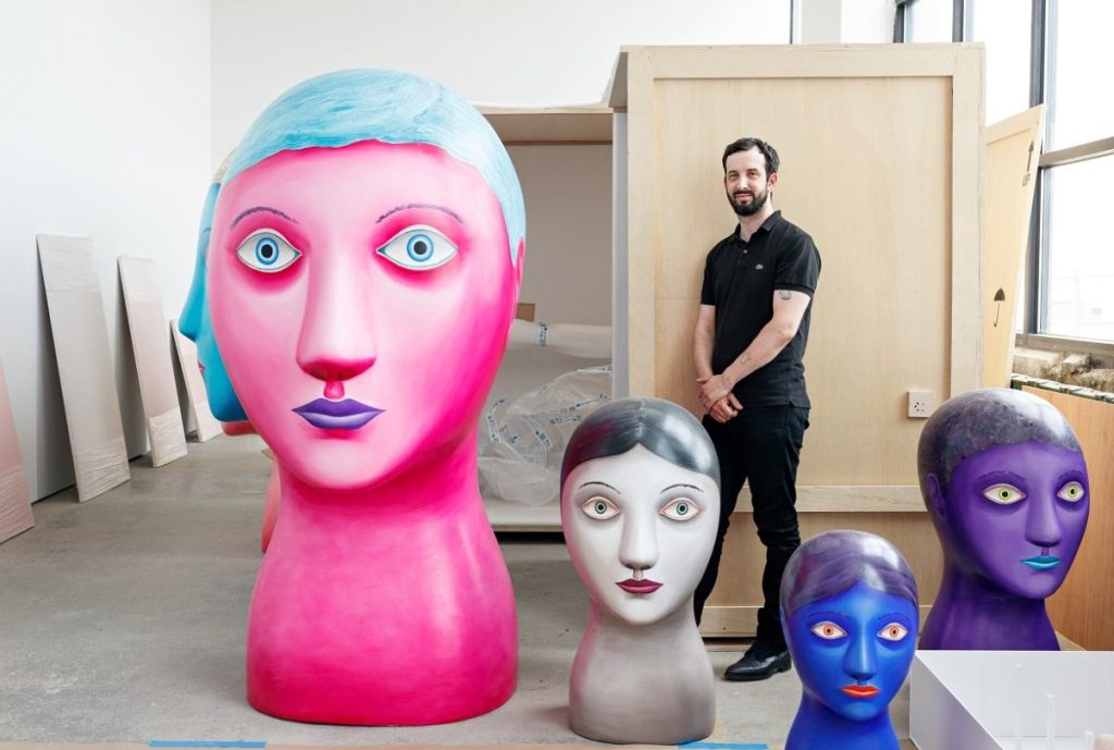 Nicolas Party nel suo atelier (Foto: Alex Dupeux, Courtesy l’artista e Hauser & Wirth © Nicolas Party)