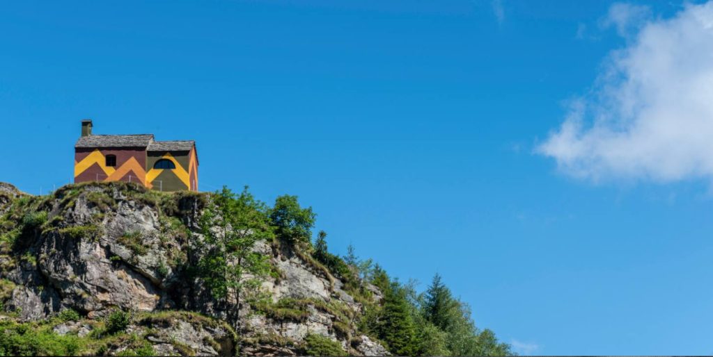 Una delle cappelle della Val Calanca su cui è intervenuto Tremlett (Courtesy Artist and Studio Dabbeni, Photo Alessandro Zambianchi)