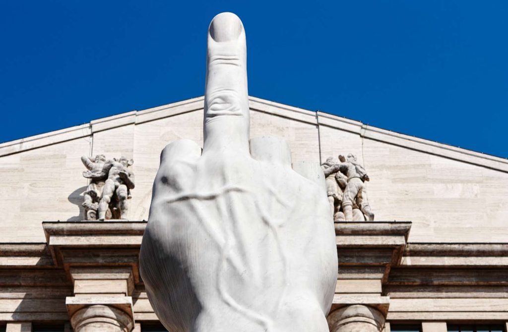 Un dito medio d’arte: L.O.V.E. di Maurizio Cattelan, Piazza Affari Milano (Keystone)