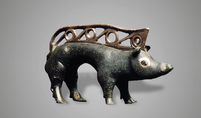 Figurina di maiale in bronzo con cresta argentata (II sec. a.C.), sud-est delle Alpi (Museo archeologico di Monaco)