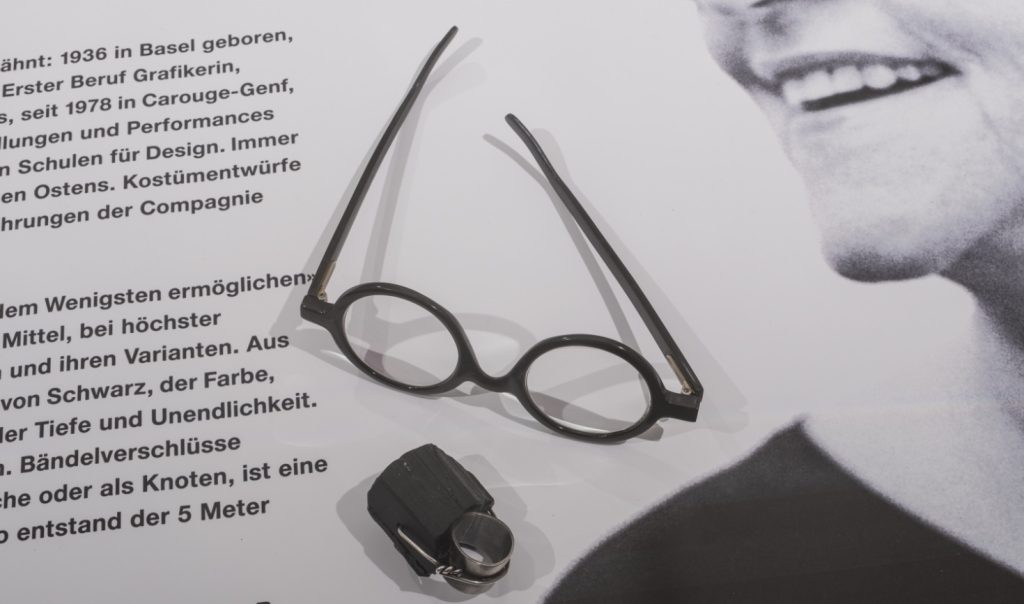 Gli occhiali sono un marchio inconfondibile della stilista svizzera (© oliverbaer, Zürich)