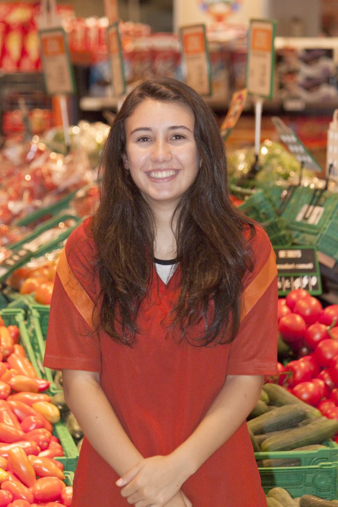Jessica Teixeira de Sousa, App. alimentari, Pregassona
Ho scelto di formarmi nel settori alimentari perché Migros è sinonimo di qualità e freschezza. Si tratta di un azienda attiva nel campo sociale e della sostenibilità che ha a cuore il futuro di noi giovani. Sono felice di far parte di questa grande famiglia. 