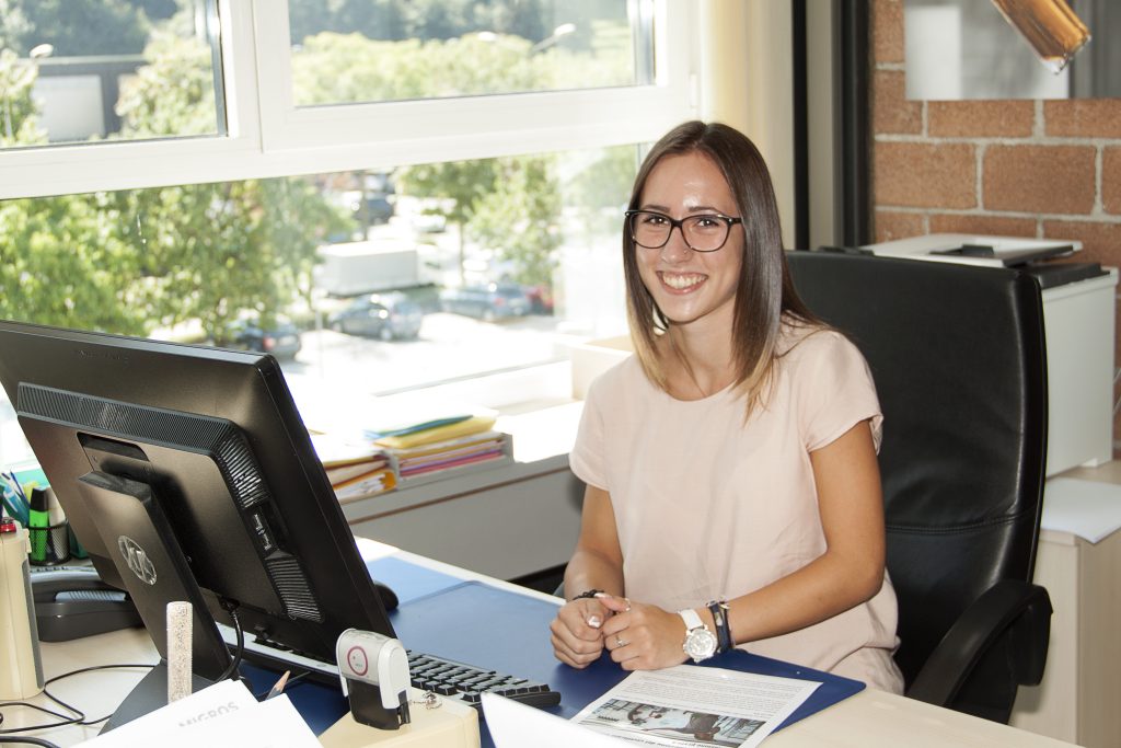 Giulia Bizzozero, App. di commercio, centrale S. Antonino
Frequento i negozi Migros con i miei genitori sin da piccola e sono sicura che offre una formazione di qualità per i giovani. Inoltre ho la possibilità di girare nei vari settori amministrativi, vedere come funziona il «dietro le quinte» ed acquisire molte conoscenze come altrove non potrei. Sono entusiasta e fiduciosa del mio futuro in azienda. 