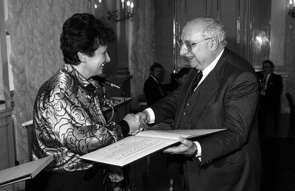 Giorgio Manganelli riceve l'Austrian State Prize for European Literature 1986 in Vienna il 24 marzo del 1987 (Keystone)