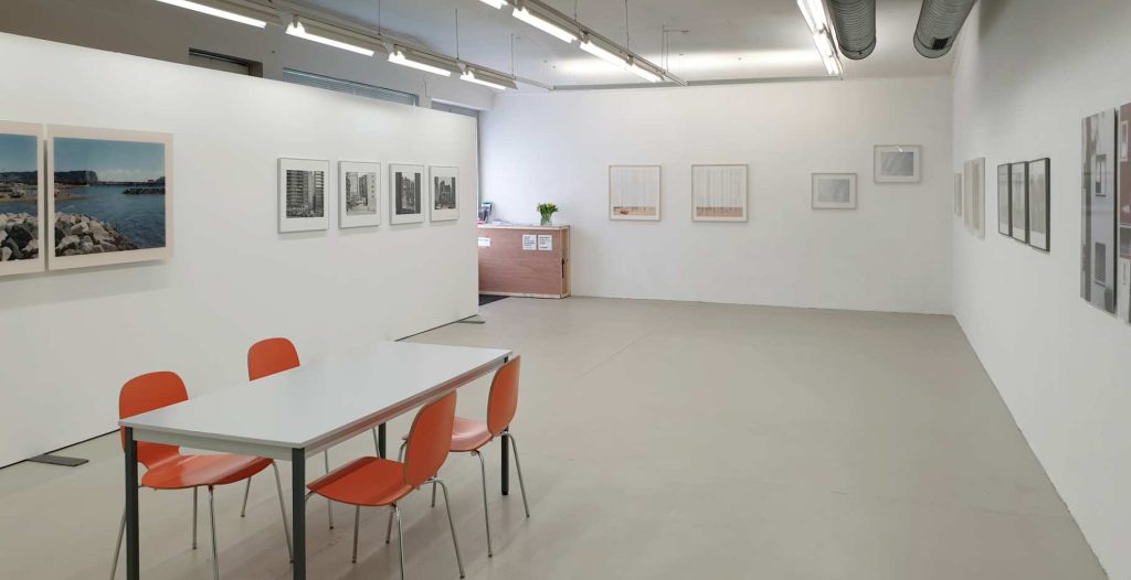 Gli interni di ConsArc, galleria in cui è allestita la mostra Trenta