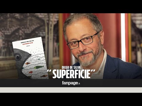 Diego De Silva con una copia del suo ultimo libro (youtube)