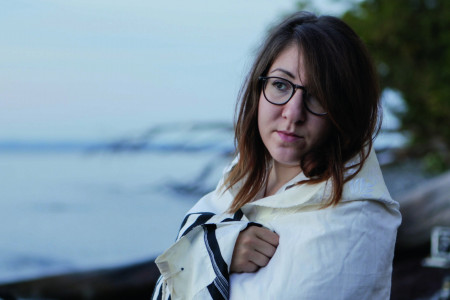 L’ebrea Deborah Feldman si avvolge provocatoriamente in uno scialle da preghiera, assolutamente vietato alle donne (you tube)