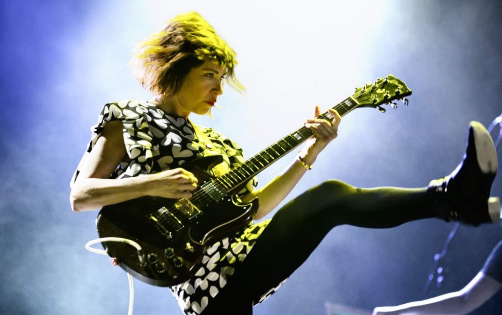 Carrie Brownstein delle Sleater Kinney durante un concerto a Barcellona (Shutterstock)